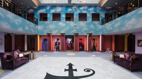 在明尼苏达州的派斯利公园 (Paisley Park) 内,参观普林斯的住宅和创作中心 在明尼苏达州的派斯利公园 (Paisley Park) 内,参观普林斯的住宅和创作中心