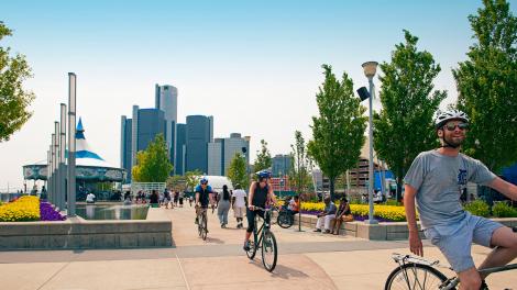 骑自行车经过密西根州底特律的 Rivard Plaza 广场 骑自行车经过密西根州底特律的 Rivard Plaza 广场