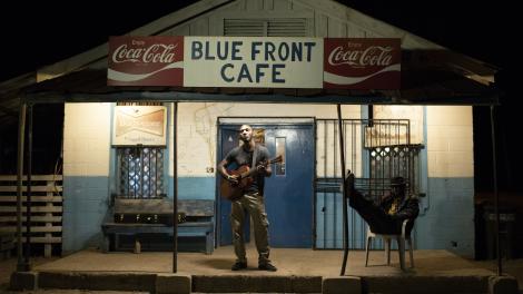 站在密西西比州杰克逊城郊的蓝调音乐场所 Blue Front Cafe 咖啡馆外的 Cedric Burnside 站在密西西比州杰克逊城郊的蓝调音乐场所 Blue Front Cafe 咖啡馆外的 Cedric Burnside