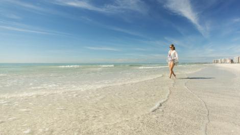 在佛罗里达州那不勒斯的原始海滩漫步