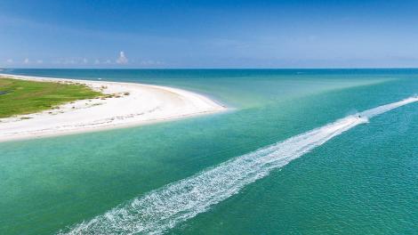 在佛罗里达州达尼丁卡拉黛希岛州立公园的海岸旁体验水上摩托车