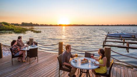 日落时分在佛罗里达州中部的某个湖畔，伴着美景享用美食