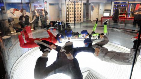 在新泽西州博根县帕拉默斯的 iFly 体验室内跳伞 在新泽西州博根县帕拉默斯的 iFly 体验室内跳伞