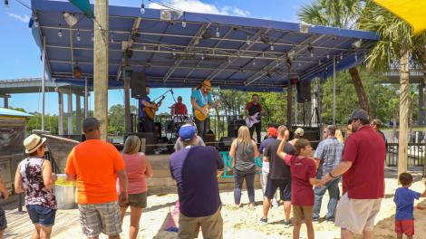 在阿拉巴马州 Lulu's Gulf Shores 餐厅欣赏水上现场音乐表演 在阿拉巴马州 Lulu's Gulf Shores 餐厅欣赏水上现场音乐表演