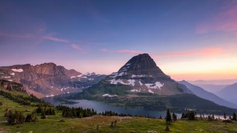 蒙大拿州冰川国家公园的日出美景