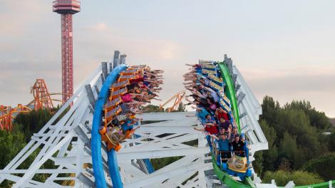 加利福尼亚南部六旗魔术山公园内的 Twisted Colossus 过山车 加利福尼亚南部六旗魔术山公园内的 Twisted Colossus 过山车