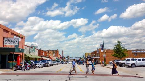 格雷普韦恩市中心历史悠久的主街，一个购物、美食和美酒体验畅享之地