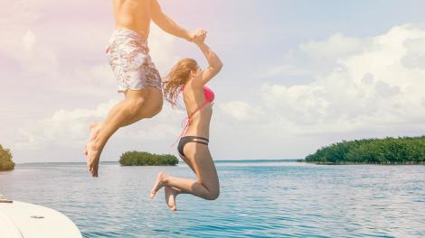 在乘船游览佛罗里达州那不勒斯附近的万岛群岛时跃入水中体验畅游