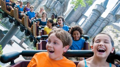 在 Universal Studios Hollywood 的 The Wizarding World of Harry Potter™ 乘坐 Flight of the Hippogriff™ 过山车 在 Universal Studios Hollywood 的 The Wizarding World of Harry Potter™ 乘坐 Flight of the Hippogriff™ 过山车
