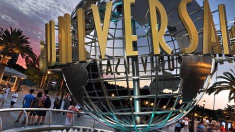黄昏映照下的 Universal Studios Hollywood 的标志性球形标志 黄昏映照下的 Universal Studios Hollywood 的标志性球形标志