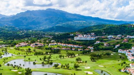 在鸟瞰波多黎各格兰德河畔的 Rio Mar Country Club 俱乐部鸟瞰高尔夫球场和迷人山景 在鸟瞰波多黎各格兰德河畔的 Rio Mar Country Club 俱乐部鸟瞰高尔夫球场和迷人山景