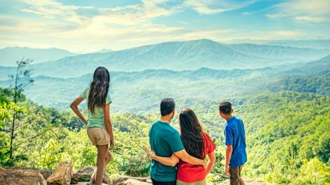 一家人在大烟山的观景台欣赏迷人风光