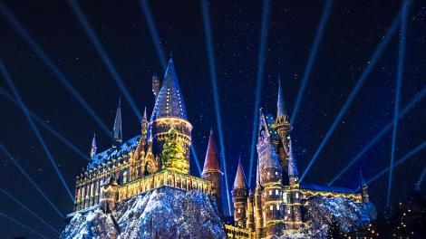 在Universal Studios Hollywood 的 The Wizarding World of Harry Potter™ 过圣诞 在Universal Studios Hollywood 的 The Wizarding World of Harry Potter™ 过圣诞