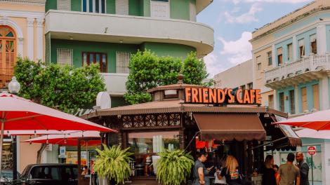 波多黎各马亚圭斯迷人街道上的咖啡店 Friends Café 波多黎各马亚圭斯迷人街道上的咖啡店 Friends Café