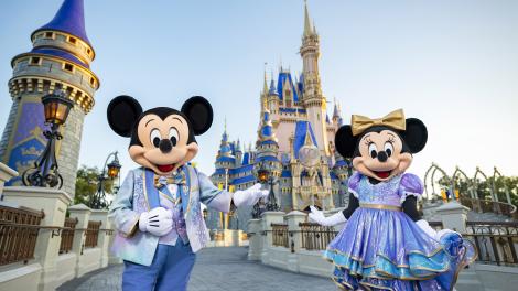 米奇和米妮华特迪士尼世界内魔法王国的灰姑娘城堡前摆姿势