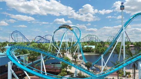 乘坐惊心动魄的佛罗里达州奥兰多海洋世界的“波浪卷”号激浪过山车
