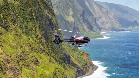 乘坐 Maverick Helicopters 公司的直升机飞越夏威夷州的莫洛卡伊岛 乘坐 Maverick Helicopters 公司的直升机飞越夏威夷州的莫洛卡伊岛