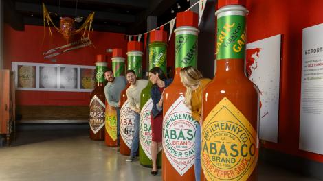 参观路易斯安那州艾弗里艾兰的 TABASCO 辣酱品牌工厂观光和博物馆,与真人大小的 TABASCO 辣酱瓶合影 参观路易斯安那州艾弗里艾兰的 TABASCO 辣酱品牌工厂观光和博物馆,与真人大小的 TABASCO 辣酱瓶合影