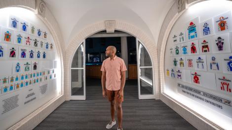 在肯塔基州路易维尔肯塔基赛马博物馆 (Kentucky Derby Museum) 观看展览 在肯塔基州路易维尔肯塔基赛马博物馆 (Kentucky Derby Museum) 观看展览