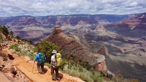 在亚利桑那州图萨扬附近的大峡谷国家公园南凯坝步道 (South Kaibab Trail) 徒步旅行 在亚利桑那州图萨扬附近的大峡谷国家公园南凯坝步道 (South Kaibab Trail) 徒步旅行