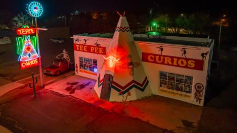 霓虹灯招牌照亮图克姆卡里Tee Pee Curios商店的外墙 霓虹灯招牌照亮图克姆卡里Tee Pee Curios商店的外墙