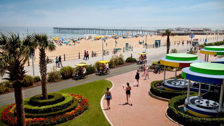 弗吉尼亚州弗吉尼亚海滩混凝土栈道和海滩地区的活动层出不穷