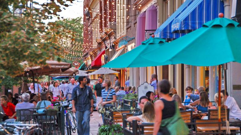 每个人都可在拉里默广场 (Larimer Square) 收获自己想要的,从独立商店到大厨餐厅,任君选择 每个人都可在拉里默广场 (Larimer Square) 收获自己想要的,从独立商店到大厨餐厅,任君选择
