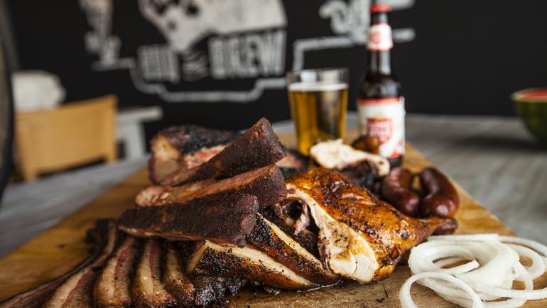奥斯汀的 Stiles Switch BBQ & Brew 餐厅供应在木烤火炉上小火慢烤的当地烤肉 奥斯汀的 Stiles Switch BBQ & Brew 餐厅供应在木烤火炉上小火慢烤的当地烤肉