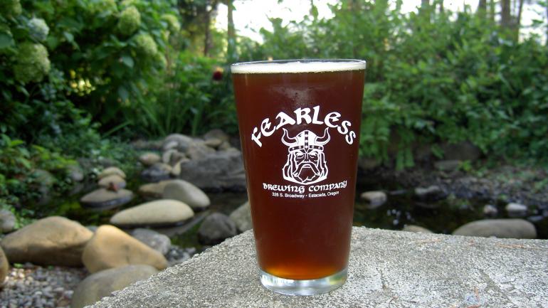 想要参加滑雪后活动？在位于胡德山国家森林公园山麓的 Fearless Brewing 酒馆品鉴一下美酒。