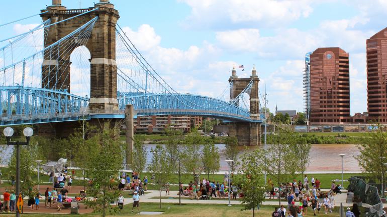 俄亥俄州辛辛那提俄亥俄河上的罗布林大桥 (Roebling Bridge) 俄亥俄州辛辛那提俄亥俄河上的罗布林大桥 (Roebling Bridge)