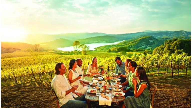 体验户外就餐，在餐桌上观看海景或葡萄园景观，感受加利福尼亚州的魅力。