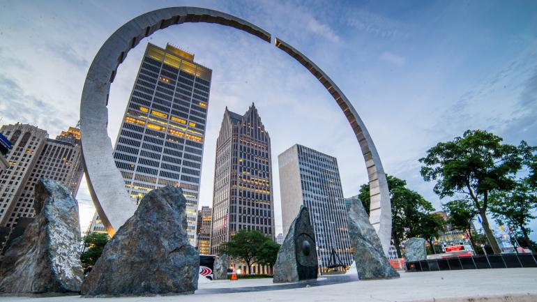 密西根州底特律哈特广场 (Hart Plaza) 的公共艺术作品:“超越” 密西根州底特律哈特广场 (Hart Plaza) 的公共艺术作品:“超越”