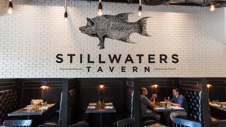 当地农民和渔民的硕果成就了 Stillwaters Tavern 的美食菜单。 当地农民和渔民的硕果成就了 Stillwaters Tavern 的美食菜单。