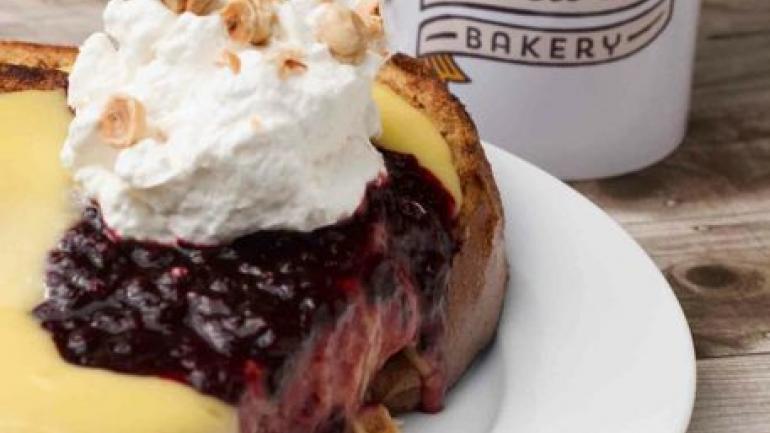 Creswell Bakery 面包房的主厨 Heidi Tunnell 在附近经营着一家农场,为新鲜焙烤美食提供各种原料。 Creswell Bakery 面包房的主厨 Heidi Tunnell 在附近经营着一家农场,为新鲜焙烤美食提供各种原料。