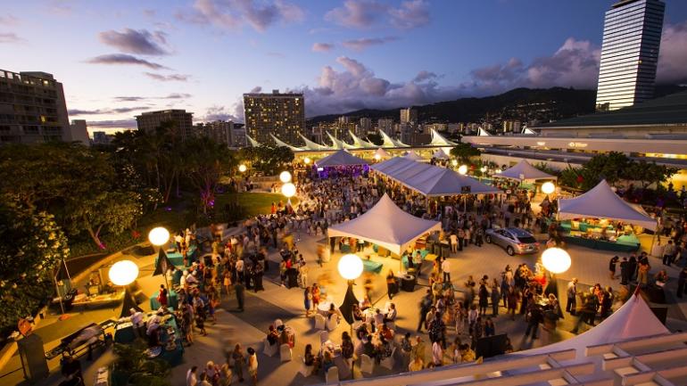 10 月在夏威夷州举办的 Hawaii Food & Wine Festival 美食红酒节,热闹非凡,汇聚了世界各地的知名厨师,吸引了成千上万的美食家和好酒者。 10 月在夏威夷州举办的 Hawaii Food & Wine Festival 美食红酒节,热闹非凡,汇聚了世界各地的知名厨师,吸引了成千上万的美食家和好酒者。