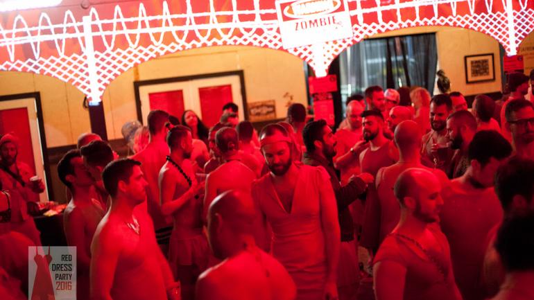 成千上万的人们穿着红色礼服参加波特兰一年一度的红衣派对 (Red Dress Party) 筹款活动。 成千上万的人们穿着红色礼服参加波特兰一年一度的红衣派对 (Red Dress Party) 筹款活动。