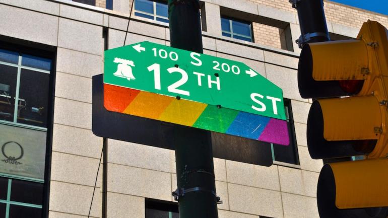 彩虹旗帜自豪地装饰在费城同志村的街道两旁。