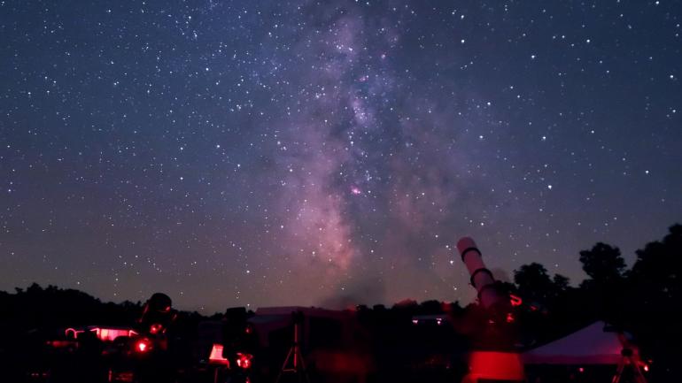 在樱桃泉国家公园 (Cherry Springs State Park) 欣赏星光熠熠的银河 在樱桃泉国家公园 (Cherry Springs State Park) 欣赏星光熠熠的银河