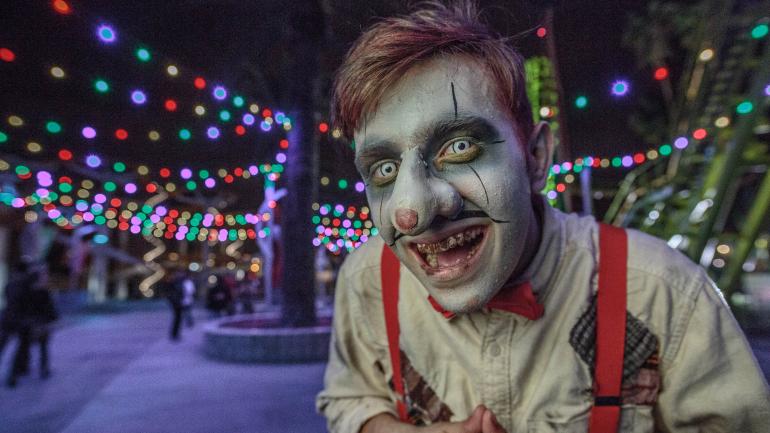 在诺氏百鬼园 (Knott’s Scary Farm) 体验鬼影迷宫的逃生游戏,或在诺氏幽灵园 (Knott’s Spooky Farm) 与幽灵和朋友一起欢聚派对。 在诺氏百鬼园 (Knott’s Scary Farm) 体验鬼影迷宫的逃生游戏,或在诺氏幽灵园 (Knott’s Spooky Farm) 与幽灵和朋友一起欢聚派对。