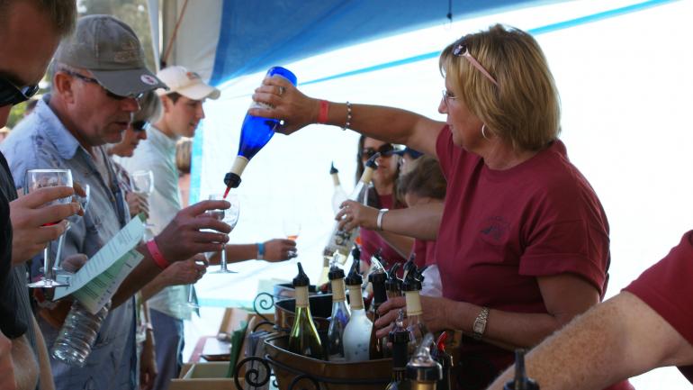 葡萄酒和大蒜是弗吉尼亚州葡萄酒和大蒜节的奇特组合。