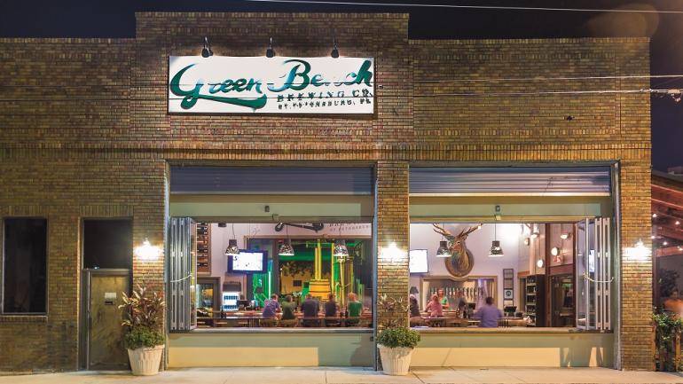 Green Bench Brewing 酿酒厂面向圣彼德斯堡市中心的边缘区开放,还有餐厅、美术馆和商店等设施。 Green Bench Brewing 酿酒厂面向圣彼德斯堡市中心的边缘区开放,还有餐厅、美术馆和商店等设施。