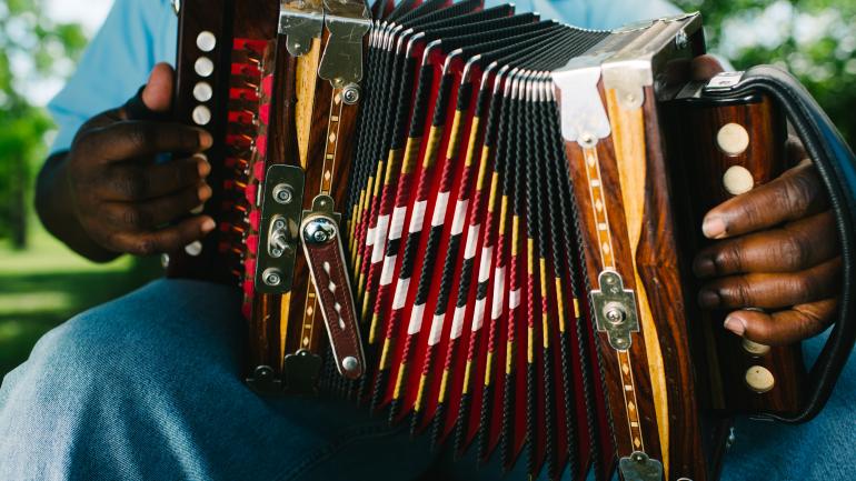 在路易斯安那州拉斐特演奏传统键钮式手风琴