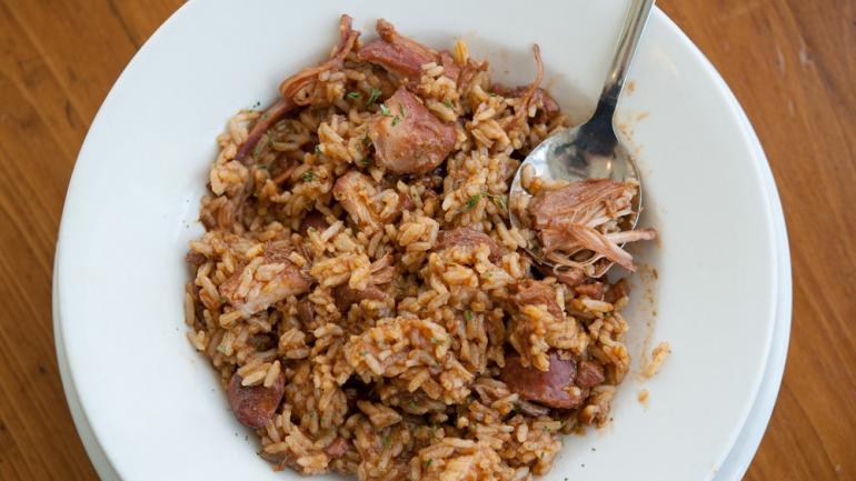 香辣什锦饭中常配以米饭,上面点缀烟熏猪肉,是拉斐特的一道常见美食。 香辣什锦饭中常配以米饭,上面点缀烟熏猪肉,是拉斐特的一道常见美食。