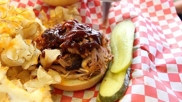 杰斐逊城的 Lutz's BBQ 烧烤店供应烧烤美食搭配自制的螺旋切片薯片。 杰斐逊城的 Lutz's BBQ 烧烤店供应烧烤美食搭配自制的螺旋切片薯片。