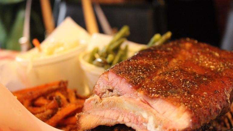 圣路易斯的 Pappy's Smokehouse 烧烤店主打慢火烹制的猪肉,抹上番茄甜酱,非常美味。 圣路易斯的 Pappy's Smokehouse 烧烤店主打慢火烹制的猪肉,抹上番茄甜酱,非常美味。