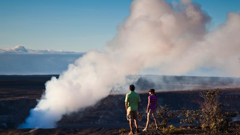 夏威夷火山国家公园内火山口上缓缓升起的烟雾 夏威夷火山国家公园内火山口上缓缓升起的烟雾