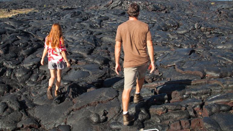 徒步穿越夏威夷火山国家公园的熔岩区 徒步穿越夏威夷火山国家公园的熔岩区