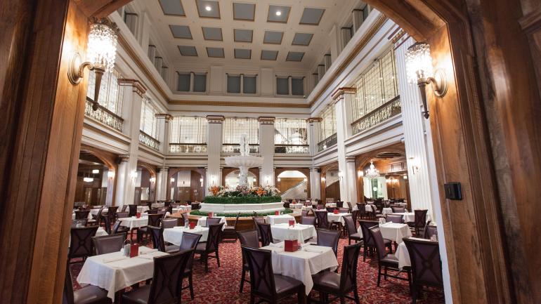走进 Walnut Room 餐厅,品尝一流美食。 走进 Walnut Room 餐厅,品尝一流美食。