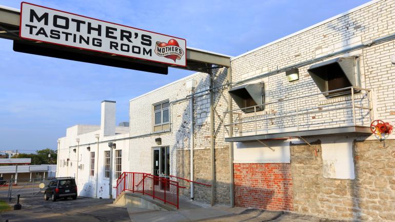 密苏里州斯普林菲尔德 Mother’s Brewing Company 啤酒厂的品酒室 密苏里州斯普林菲尔德 Mother’s Brewing Company 啤酒厂的品酒室
