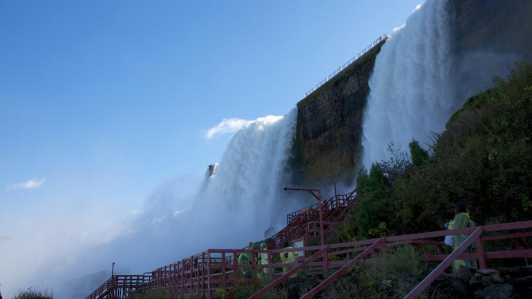 体验尼亚加拉大瀑布州立公园 (Niagara Falls State Park) 的风洞 (Cave of the Winds) 之旅 体验尼亚加拉大瀑布州立公园 (Niagara Falls State Park) 的风洞 (Cave of the Winds) 之旅